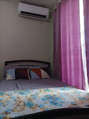 1 slaapkamer, een strijkplank/strijkijzer