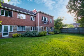 Exterior - Stylish Bracknell Two Bedroom Apartment (Bracknell)