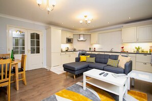 TV - Stylish Bracknell Two Bedroom Apartment (Bracknell)