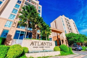 Un edificio de varios pisos con un letrero que dice 'ATLANTIS CONGO ROGERS PANAMA'.