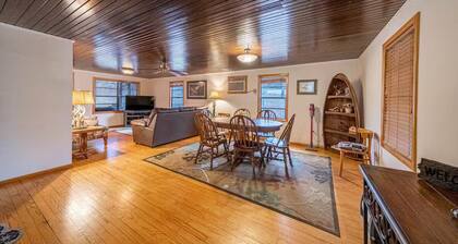 The Cabin-Lake Front Oasis