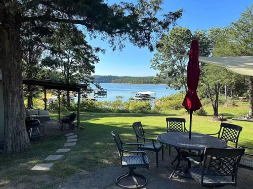 The Cabin-Lake Front Oasis