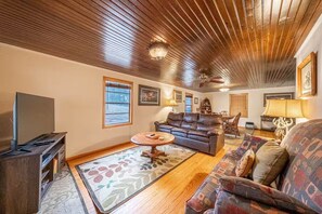 Smart TV, fireplace - The Cabin-Lake Front Oasis (Rogers)