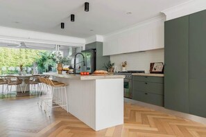 Réfrigérateur, micro-ondes, plaque de cuisson, lave-vaisselle