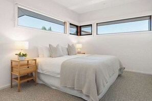 6 bedrooms, desk, iron/ironing board, travel cot