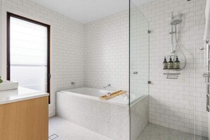 Douche, sèche-cheveux, serviettes fournies