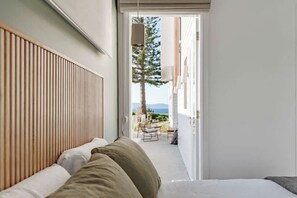 5 bedrooms, desk, iron/ironing board, travel cot