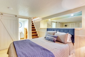 3 bedrooms, iron/ironing board, travel crib, internet - Hike, Fish & Explore: Family Cabin in Sulphur! (Sulphur)