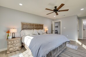 3 bedrooms, desk, internet, bed sheets