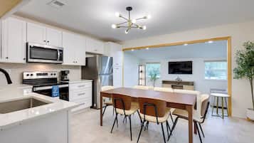 Fridge, microwave, stovetop, dishwasher