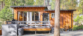 Walk to Golf, Lake: Twain Harte Cabin w/ Fireplace