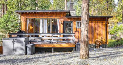 Walk to Golf, Lake: Twain Harte Cabin w/ Fireplace