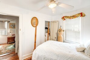 A bedroom with a bed, a ceiling fan, a window with blinds, a mirror, and a dresser. - 1 Mi to Old Town: Historic Area Gem in Alexandria (Alexandria)