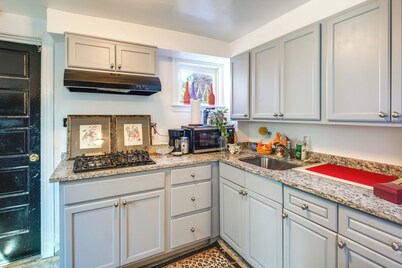 1 Mi to Old Town: Historic Area Gem in Alexandria