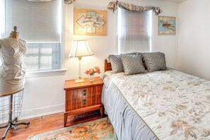 2 bedrooms, iron/ironing board, internet, bed sheets