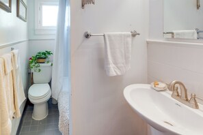 A bathroom with a toilet, sink, and towel rack. - 1 Mi to Old Town: Historic Area Gem in Alexandria (Alexandria)