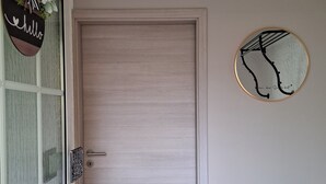 A closed door with a keyhole, a glass door with a key, and a wall-mounted mirror. - Vacation home Ewergass in Mertesdorf - only 8 km from Trier + public transport ticket from 04-26 (Mertesdorf)