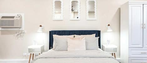 Escritorio, tabla de planchar con plancha, cuna de viaje y wifi