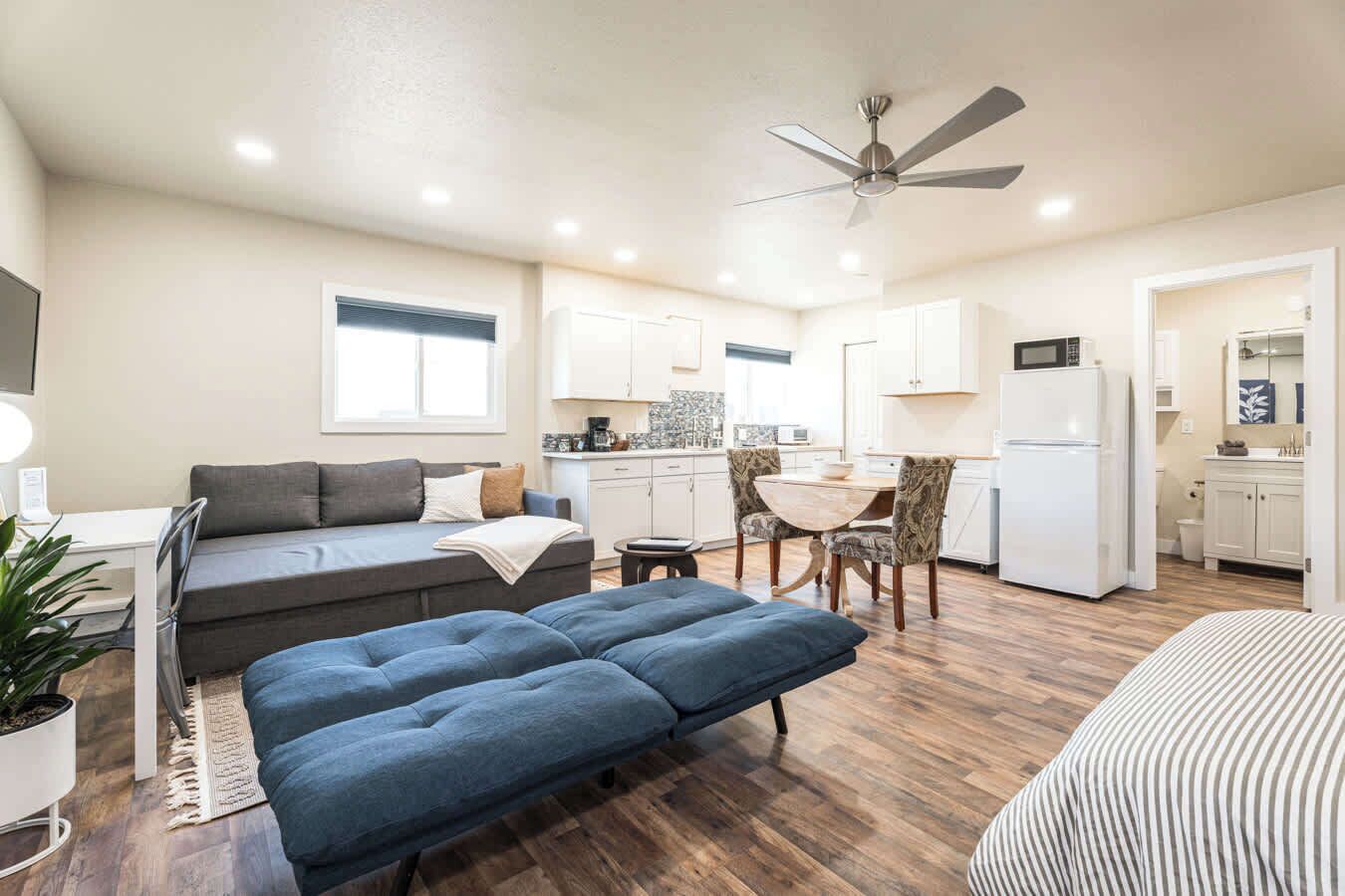 Un appartement moderne comprenant un salon, un coin repas, une kitchenette et une chambre.