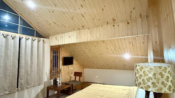 Deluxe Room | Bathroom | Shower, hydromassage showerhead, hair dryer, slippers