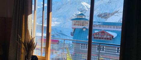 Kamar Double Mewah, 1 Tempat Tidur King, balkon, pemandangan gunung | Seprai premium dan didekorasi berbeda-beda