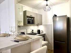 Fridge, microwave, oven, stovetop - Le Kleber - charming apartment (Saint-Brieuc)