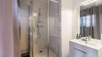 Regadera, secadora de cabello, toallas