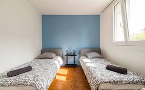 3 bedrooms, desk, iron/ironing board, Internet