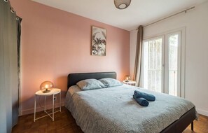 3 slaapkamers, een bureau, een strijkplank/strijkijzer, internet