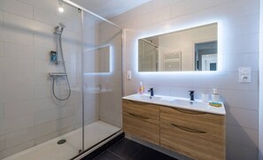 Een douche, een haardroger, handdoeken, zeep