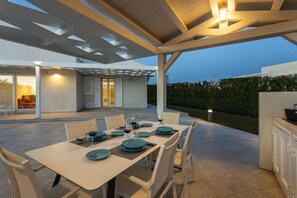 Outdoor dining - Modern Villa with pool offering stylish interiors and stunning view on the count (Modica)