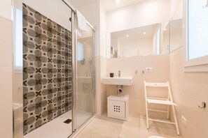 Shower, hair dryer, bidet, towels - Modern Villa with pool offering stylish interiors and stunning view on the count (Modica)