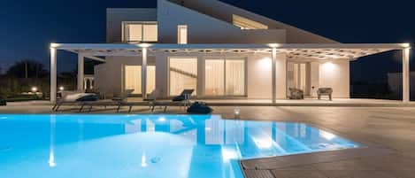 Lämmitetty uima-allas