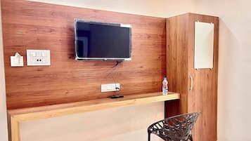 Habitación doble Deluxe, vista a la ciudad | Escritorio, espacio para trabajar con laptop y insonorización