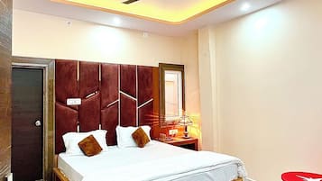 Habitación doble Deluxe, vista a la ciudad | Escritorio, espacio para trabajar con laptop y insonorización