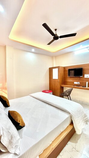 Deluxe Double Room, City View | Desk, laptop workspace, soundproofing, iron/ironing board