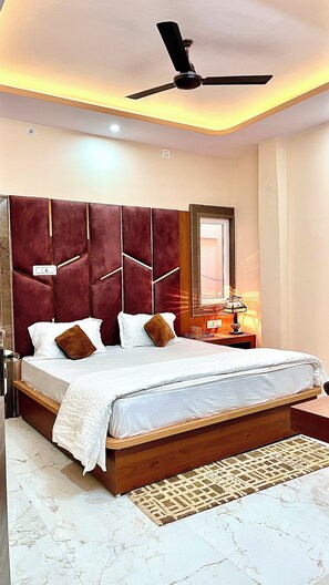 Deluxe Double Room, City View | Desk, laptop workspace, soundproofing, iron/ironing board