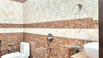 Habitación doble Deluxe, vista a la ciudad | Baño | Regadera, amenidades de baño gratuitas, secadora de cabello, pantuflas
