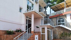 Exterior detail - An apartment in a complex in a pine forest (Šušanj)