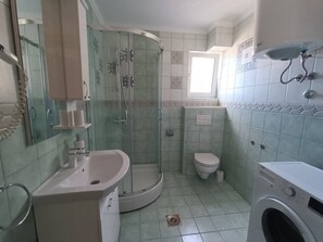 Dusche, Haartrockner, Handtücher