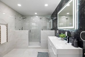 Shower, hair dryer, towels, shampoo - Stadium Splash! Walk to Ray Jay, Private Pool, Games, Putting Green & More – Perfect Tampa Stay! (Tampa)