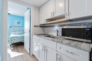 Frigorífico, cafetera o tetera y licuadora