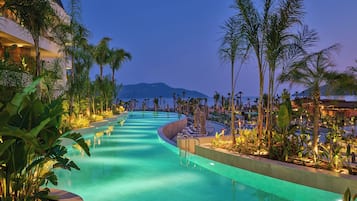 Een binnenzwembad en een seizoensgebonden buitenzwembad