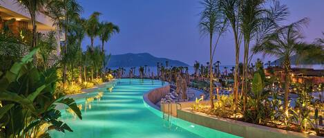 Piscina interna, piscina externa sazonal, guarda-sóis, espreguiçadeiras