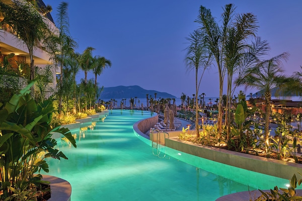Una piscina techada, una piscina al aire libre de temporada, sombrillas
