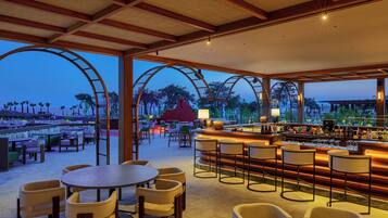 9 restaurants, breakfast, lunch, dinner served; international cuisine