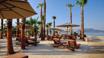 Playa privada, camas de playa gratis, sillas reclinables de playa