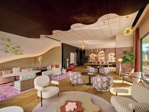 8 bares, salón en el lobby, salón en el lobby