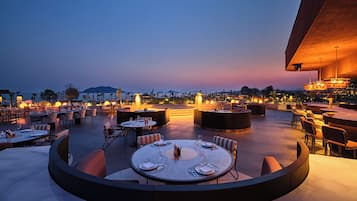 9 restaurants, breakfast, lunch, dinner served; international cuisine