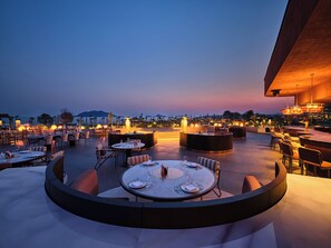 9 restaurants, breakfast, lunch, dinner served; international cuisine